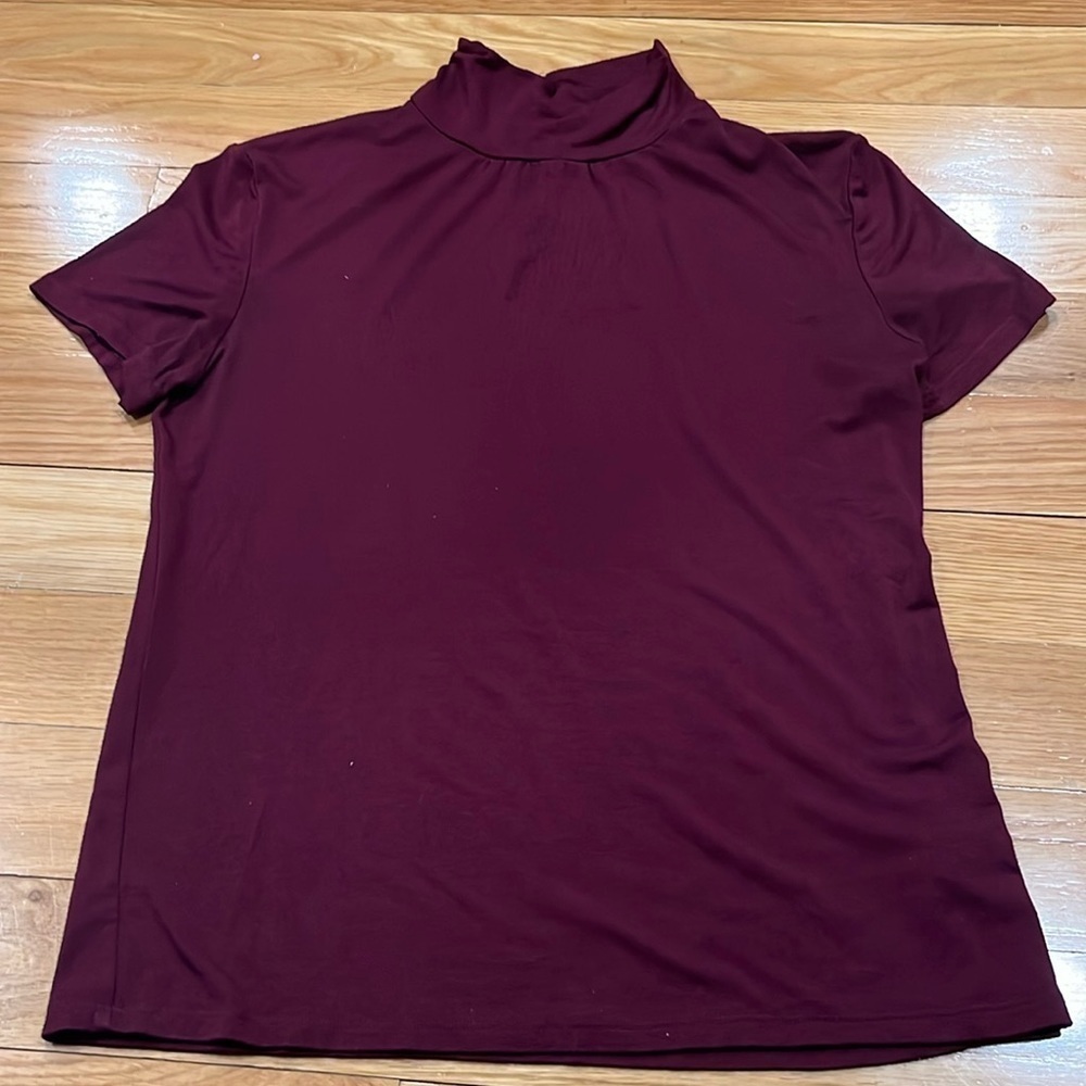 Amour. Vert women’s mock neck key hole  back short sleeve top size xsmall .